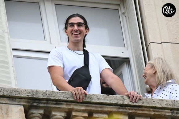 Les adolescents portaient des tee-shirts à son effigie.

Eddy et Nelson Angelil devant le Royal Monceau à Paris. 
 © Lionel Urman/Bestimage