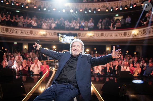 Exclusif - Serge Lama en backstage de l'enregistrement de l'émission "Serge Lama, le dernier rappel" présentée par F. Bollaert, diffusée le vendredi 21 novembre 2025 sur France 3 à 21h10, au théâtre Marigny à Paris, France, le 29 avril 2025. © Clovis-Moreau/Bestimage