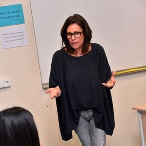 Astrid Veillon participe à la campagne "Lecture pour tous" au collège Ségurane à Nice le 6 février 2017. 
© Bruno Bebert / Bestimage
