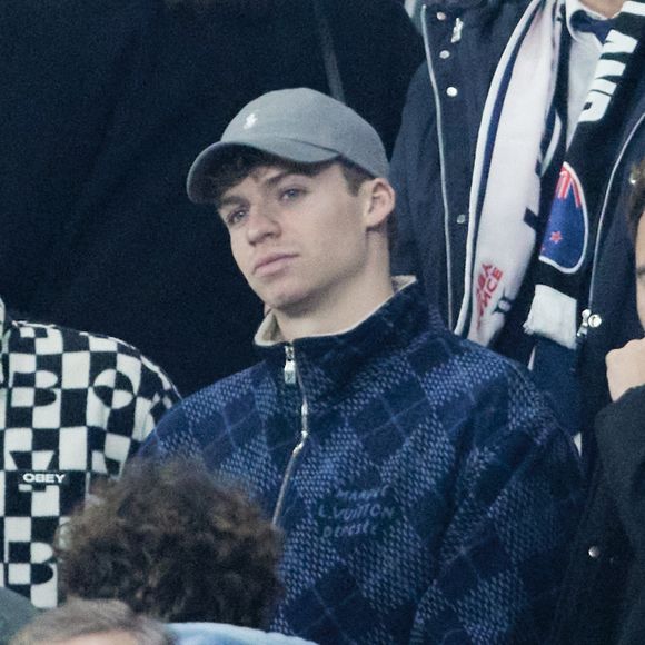 Même son de cloche pour Léon Marchand, qui a repartagé la nouvelle en mettant simplement, et de façon très ironique, un emoji applaudissant

Léon Marchand en tribunes du deuxième test-match de rugby de l’Autumn Nations Series 2024 opposant l'équipe de France à l'Équipe de Nouvelle-Zélande "All Blacks" (30-29) au Stade France à Saint-Denis, Seine Saint-Denis, France, le 16 novembre 2024. © Cyril Moreau/Bestimage