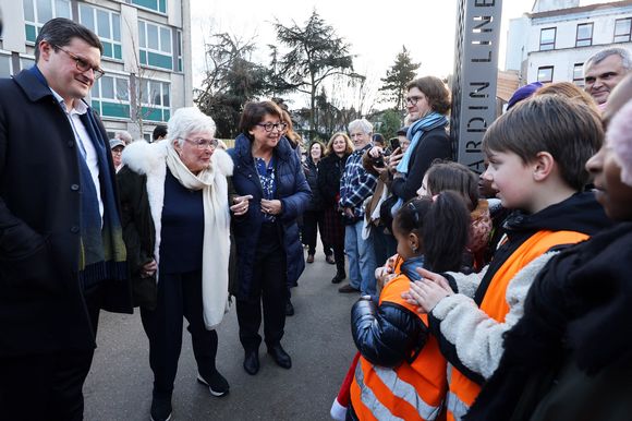 Line Renaud, 97 ans, a inauguré un jardin public qui porte son nom, à Lille, France, le mercredi 17 décembre 2025. © Claude Dubourg/Bestimage