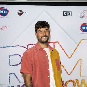 Trois ans après son deuxième album, Jérémy Frérot revient en 2024 avec un titre touchant, « Adieu », dans lequel il chante sa rupture avec la nageuse et leur nouvelle vie de parents séparés de deux enfants. 
Crédit : Veeren-Perusseau/Bestimage