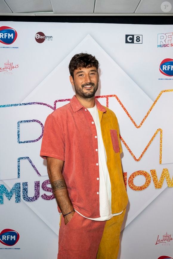 Trois ans après son deuxième album, Jérémy Frérot revient en 2024 avec un titre touchant, « Adieu », dans lequel il chante sa rupture avec la nageuse et leur nouvelle vie de parents séparés de deux enfants. 
Crédit : Veeren-Perusseau/Bestimage