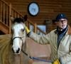 Passionné d’équitation depuis son enfance, le comédien pratique l’équitation éthologique depuis près de trente ans.

Thierry Lhermitte anime un atelier d'équithérapie et d'étologie à la maison Hope à Saint-Cergues en Haute Savoie le samedi 24 janvier 2026. © Romain Doucelin/Bestimage