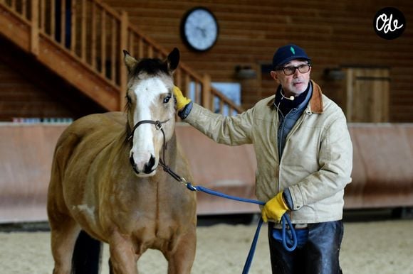 Passionné d’équitation depuis son enfance, le comédien pratique l’équitation éthologique depuis près de trente ans.

Thierry Lhermitte anime un atelier d'équithérapie et d'étologie à la maison Hope à Saint-Cergues en Haute Savoie le samedi 24 janvier 2026. © Romain Doucelin/Bestimage