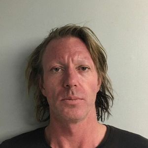 La petite-fille de Cher est née à la suite d'une idylle entre Elijah Blue Allman et l'ancien mannequin Kayti Edwards.

Le fils perturbé de Cher, Elijah Blue Allman, 49 ans, pose pour une photo d'identité judiciaire après avoir été inculpé de plusieurs délits.