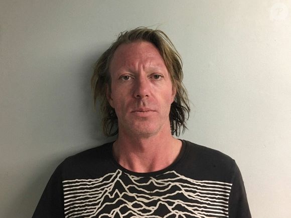 La petite-fille de Cher est née à la suite d'une idylle entre Elijah Blue Allman et l'ancien mannequin Kayti Edwards.

Le fils perturbé de Cher, Elijah Blue Allman, 49 ans, pose pour une photo d'identité judiciaire après avoir été inculpé de plusieurs délits.