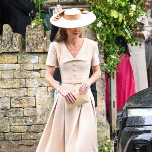Elle avait opté pour une longue robe beige claire

Kate Middleton pour le mariage royal de Peter Phillips et Harriet Sperling à l'église All Saints' Church de Kemble le 6 juin 2026. Photo : Backgrid UK/ Bestimage
