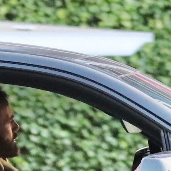 Los Angeles, CA  - EXCLUSIVE  - Ben Affleck heads back to his home after the Palisades Fire narrowly misses his property. Despite an evacuation advisory, the actor was earlier spotted driving home from his office.



Pictured: Ben Affleck
