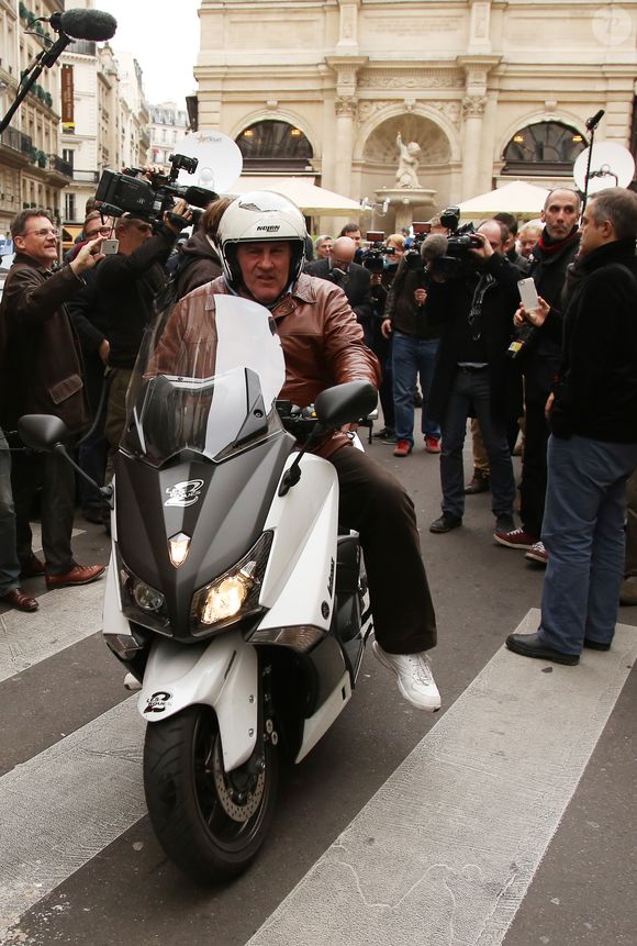 Gerard Depardieu repart en scooter du restaurant Drouant ou avait lieu la remise du prix Goncourt 2012. Le 7 novembre 2012