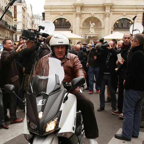 Gerard Depardieu repart en scooter du restaurant Drouant ou avait lieu la remise du prix Goncourt 2012. Le 7 novembre 2012