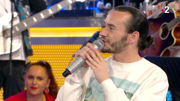 Benoît de "N'oubliez pas les paroles" présente sa soeur, dans l'émission du 8 janvier 2025