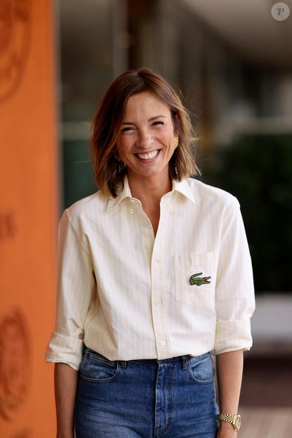 Le 15 août 2025, Isabelle Ithurburu aux commandes du JT de 13heures de TF1 depuis juillet, a clôturé avec brio son intérim ! Isabelle Ithurburu - Les célébrités au village lors des Internationaux de France de Tennis de Roland Garros le 1er juin 2025. © Dominique Jacovides / Bestimage