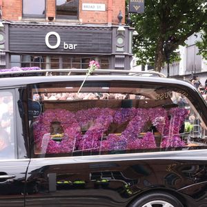 "Je ne l’ai pas vu partir aussi vite qu’il est parti. Je ne l’ai pas vu", confie-t-elle, la voix chargée d’émotion. 

BGUK_3310373 - Birmingham, ROYAUME-UNI - Sharon Osbourne et le reste de la famille Osbourne se sont réunis à Birmingham pour rendre un dernier hommage à l'icône du rock Ozzy Osbourne. Lors de cette cérémonie émouvante, ses proches ont salué la mémoire du musicien légendaire. Mirrorpix / Bestimage