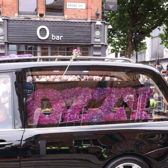 "Je ne l’ai pas vu partir aussi vite qu’il est parti. Je ne l’ai pas vu", confie-t-elle, la voix chargée d’émotion. 

BGUK_3310373 - Birmingham, ROYAUME-UNI - Sharon Osbourne et le reste de la famille Osbourne se sont réunis à Birmingham pour rendre un dernier hommage à l'icône du rock Ozzy Osbourne. Lors de cette cérémonie émouvante, ses proches ont salué la mémoire du musicien légendaire. Mirrorpix / Bestimage