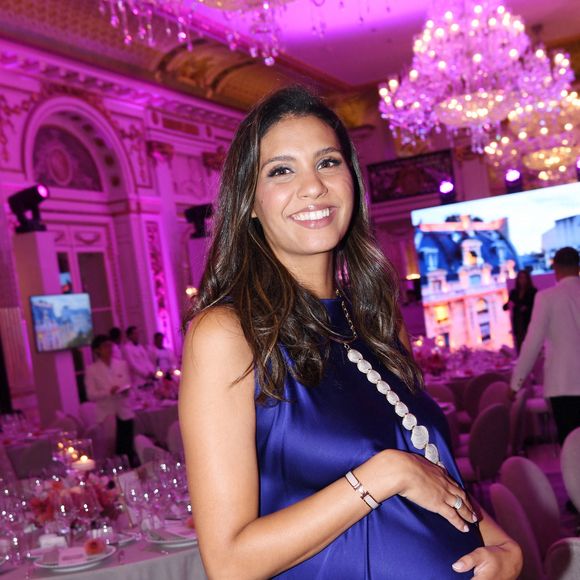 Il s'agit de Chloé Mortaud. Installée à Los Angeles avec son mari et ses trois enfants, l'ancienne reine de beauté s'est reconvertie avec succès.

Chloé Mortaud (enceinte) - Photocall du 5ème gala de charité de l'association "Les Bonnes Fées" à l'occasion de la campagne mondiale "Octobre Rose" à l'hôtel Peninsula, Paris le 3 octobre 2024. © Rachid Bellak/Bestimage