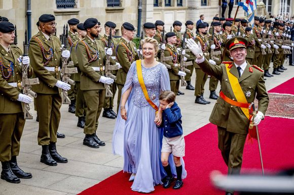 Le grand-duc Guillaume de Luxembourg, la grande-duchesse Stéphanie de Luxembourg (de Lannoy), le prince Charles Jean Philippe Joseph Marie Guillaume, lors des célébrations du changement de souverain au Luxembourg, premier jour à Luxembourg-Ville, Luxembourg, le 3 octobre 2025.
Photo : Dana Press / Bestimage
