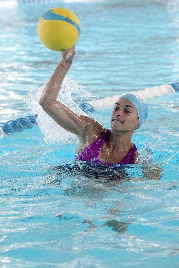 Une autre petite robe noire, courte cette fois, affichée au même prix de 125 euros qu'elle avait associée à des collants.

Exclusif - Tatiana Silva et Camille Lacourt participent au Défi de l’Eau au profit de l’Unicef à la Piscine de Vanves le 15 octobre 2022.