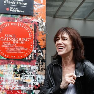 Charlotte Gainsbourg lors de la cérémonie de dévoilement de la plaque "Maison des Illustres" de la Maison Gainsbourg à Paris, France, le 2 avril 2024. © Christophe Clovis/Bestimage