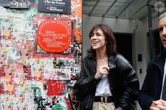 Charlotte Gainsbourg lors de la cérémonie de dévoilement de la plaque "Maison des Illustres" de la Maison Gainsbourg à Paris, France, le 2 avril 2024. © Christophe Clovis/Bestimage