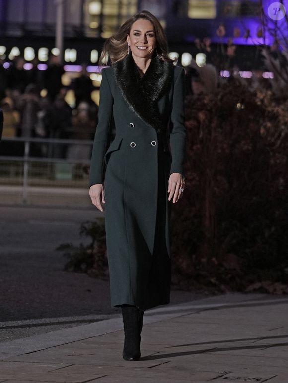 La princesse de Galles, elle était, comme elle en l'habitude, lumineuse. : Kate Middleton portait un long manteau vert émeraude signé Catherine Walke, affublé d'un col en fausse fourrure, avec, en dessous, une jupe à motif écossais, made in Miu Miu.

La princesse de Galles arrive à l'abbaye de Westminster à Londres pour le service de chants "Together At Christmas", le 5 décembre 2025. PA Photo/ Bestimage
