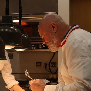 Le chef Philippe Etchebest dans les cuisines de son restaurant "Maison Nouvelle" à Bordeaux, le 11 avril 2025. ©Jean-Marc Lhomer/Bestimage.
