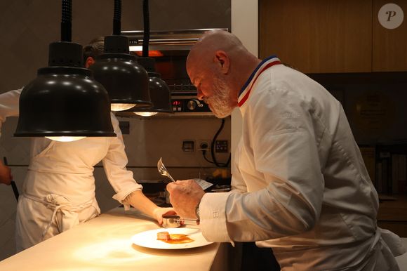 Le chef Philippe Etchebest dans les cuisines de son restaurant "Maison Nouvelle" à Bordeaux, le 11 avril 2025. ©Jean-Marc Lhomer/Bestimage.