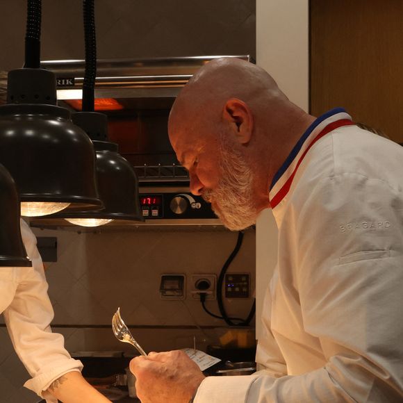 Le chef Philippe Etchebest dans les cuisines de son restaurant "Maison Nouvelle" à Bordeaux, le 11 avril 2025. ©Jean-Marc Lhomer/Bestimage.