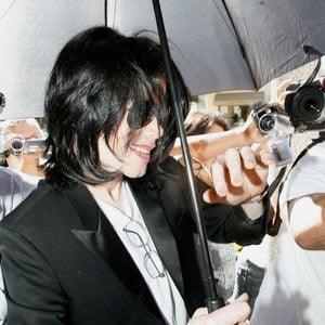 Michael Jackson visite plusieurs magasins d'antiquités, dont 'Off The Wall' sur Melrose Ave, où il a acheté un modèle réduit d'avion en argent, à West Hollywood, Los Angeles, CA, USA, le 23 octobre 2008. Notez que Michael ne porte pas de masque. Photo by Ramey Agency/ABACAPRESS.COM