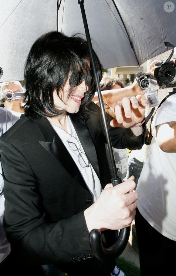 Michael Jackson visite plusieurs magasins d'antiquités, dont 'Off The Wall' sur Melrose Ave, où il a acheté un modèle réduit d'avion en argent, à West Hollywood, Los Angeles, CA, USA, le 23 octobre 2008. Notez que Michael ne porte pas de masque. Photo by Ramey Agency/ABACAPRESS.COM