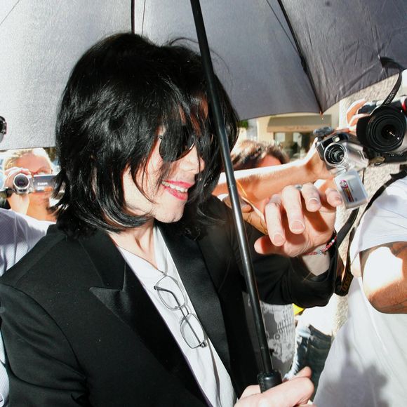 Michael Jackson visite plusieurs magasins d'antiquités, dont 'Off The Wall' sur Melrose Ave, où il a acheté un modèle réduit d'avion en argent, à West Hollywood, Los Angeles, CA, USA, le 23 octobre 2008. Notez que Michael ne porte pas de masque. Photo by Ramey Agency/ABACAPRESS.COM