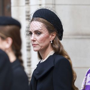 Le geste tendre entre le roi et sa belle-fille a été très remarqué.

La famille royale durant les obsèques de la duchesse de Kent dans la cathédrale de Westminster à Londres le 16 septembre 2025. © Mirrorpix / Bestimage