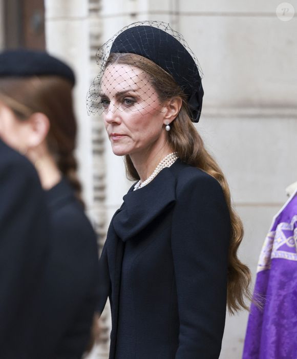 Le geste tendre entre le roi et sa belle-fille a été très remarqué.

La famille royale durant les obsèques de la duchesse de Kent dans la cathédrale de Westminster à Londres le 16 septembre 2025. © Mirrorpix / Bestimage