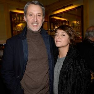 Antoine de Caunes et sa fille Emma de Caunes au théâtre Edouard VII a Paris, le 10 décembre 2013. ©Bestimage