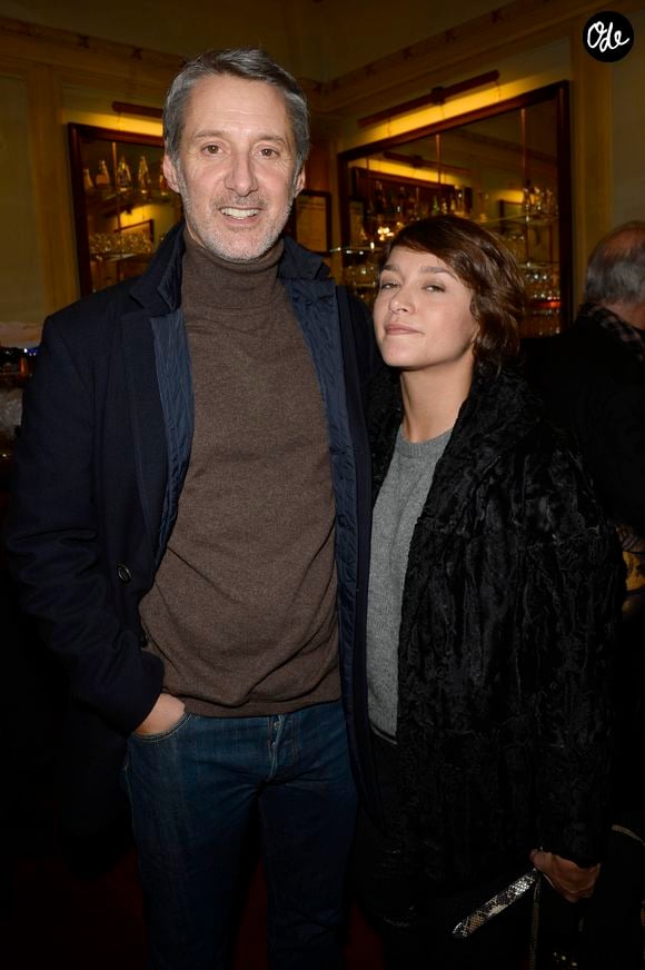 Antoine de Caunes et sa fille Emma de Caunes au théâtre Edouard VII a Paris, le 10 décembre 2013. ©Bestimage