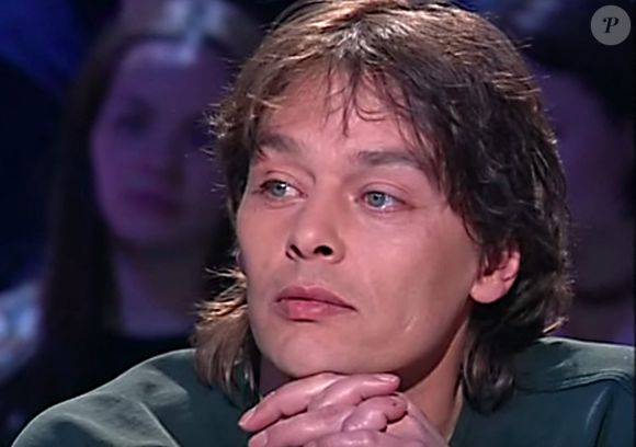 Ari Boulogne a toujours affirmé qu'il était le fils caché du comédien.

Ari Boulogne (né Christian Aaron Paffgen, fils illégitime d'Alain Delon) dans l'émission "Tout le monde en parle" d'Ardisson en 2001. © Capture TV France 2 via Bestimage