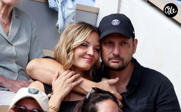 Elle salue le soutien et l'écoute de son mari, Éric Antoine.

Eric Antoine et sa femme Gennifer Demey dans les tribunes lors des Internationaux de France de Tennis de Roland Garros 2026. Paris, le 1er juin 2026. © Jacovides-Moreau / Bestimage