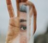 Grandir sans compliments peut fragiliser l’estime de soi dès l’enfance.

Photo prise par Vince Fleming. Unsplash