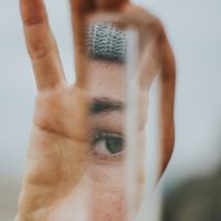 Selon la psychologie, grandir sans compliments peut avoir des effets importants et néfastes à l’âge adulte