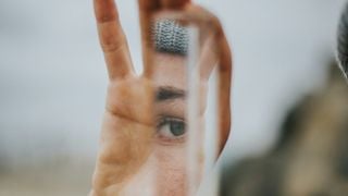 Selon la psychologie, grandir sans compliments peut avoir des effets importants et néfastes à l’âge adulte