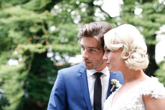 Exclusif - Katrina Patchett et Valentin D'Hoore dans les jardins du château - Mariage de Katrina Patchett et Valentin D'Hoore vendredi à 14 h à la mairie de Linselles dans les Hauts-de-France suivi d'une cérémonie civile d'échange d'anneaux, dont le maître de cérémonie était Maxime Dereymez, dans l'orangerie du château du Biez à Pecq en Belgique le 1er septembre 2017. © Philippe Doignon/Bestimage