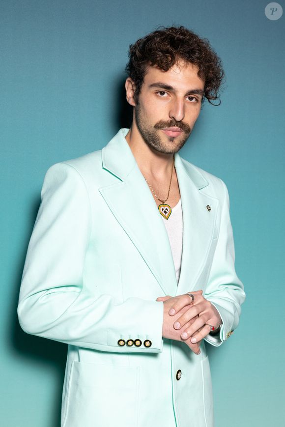 Il s’agit de Saint Levant, un artiste palestinien qui a connu un vrai succès avec sa chanson Very Few Friends.

Saint Levant au défilé Casablanca mode femme automne / hiver 2024-2025 lors de la Fashion Week de Paris (PFW), au Cirque d'Hiver à Paris, France, le 28 février 2024. © Jérémy Melloul/Bestimage