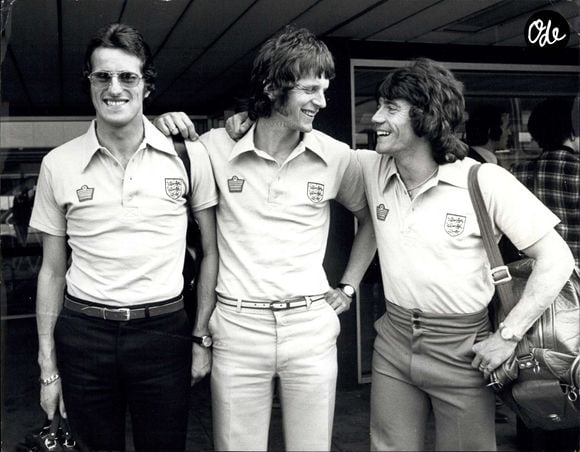 Le 5 mai 1976, des membres de l’équipe nationale anglaise de football, Ray Clemence, Mick Channon et Kevin Keegan, quittent l’aéroport d’Heathrow pour se rendre aux États-Unis, où ils participeront à la Coupe du Bicentenaire. Ils y disputeront des rencontres face à l’Italie, au Brésil et aux États-Unis.

Credit Image: Keystone Press Agency/ZUMA Press Wire