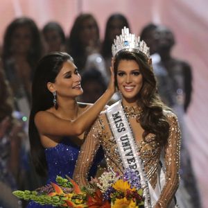 Iris Mittenaere et Pia Wurtzbach, Miss Univers 2015 - La Française Iris Mittenaere couronnée Miss Univers ; Choisie face à ses 85 concurrentes, la Française Iris Mittenaere a été élue lundi 30 janvier Miss Univers lors d'un concours télévisé organisé à Manille, aux Philippines le 30 janvier 2017.
© Linus Guardian Escandor Ii via ZUMA Wire / Bestimage