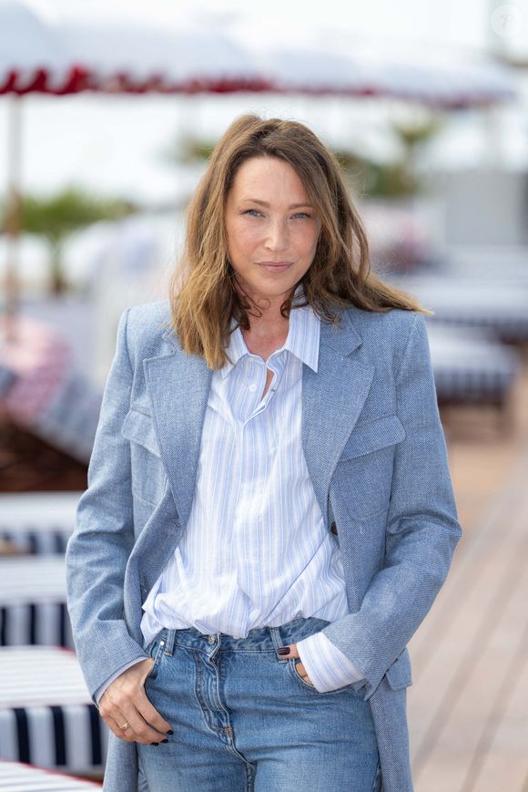 Laura Smet assiste au Photocall "Surface" lors du 8ème Festival International de Cannes à la Plage Du Majestic le 28 avril 2025 à Cannes, France. Photo by Shootpix/ABACAPRESS.COM