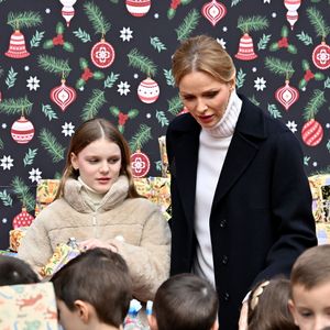Les jumeaux Jacques et Gabriella ont aussi participé à l'événement.

Le prince Albert II de Monaco, la princesse Charlene et leurs enfants la princesse Gabriella et le prince héréditaire Jacques ont accueilli les enfants monégasque pour le traditionnel arbre de Noël du Palais à Monaco, le 17 décembre 2025. © Bruno Bebert/Bestimage