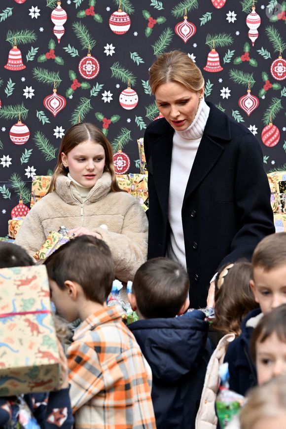 Les jumeaux Jacques et Gabriella ont aussi participé à l'événement.

Le prince Albert II de Monaco, la princesse Charlene et leurs enfants la princesse Gabriella et le prince héréditaire Jacques ont accueilli les enfants monégasque pour le traditionnel arbre de Noël du Palais à Monaco, le 17 décembre 2025. © Bruno Bebert/Bestimage