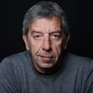 Michel Cymès raconte les dessous de sa vie très animée à l’internat de médecine, où il avait un statut particulier
