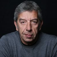 Michel Cymès raconte les dessous de sa vie très animée à l’internat de médecine, où il avait un statut particulier