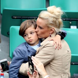 Veuillez flouter le visage des enfants avant publication - Elodie Gossuin avec son mari Bertrand Lacherie et leurs enfants Rose et Jules dans les tribunes des internationaux de France de Roland Garros à Paris le 4 juin 2016. © Moreau - Jacovides / Bestimage